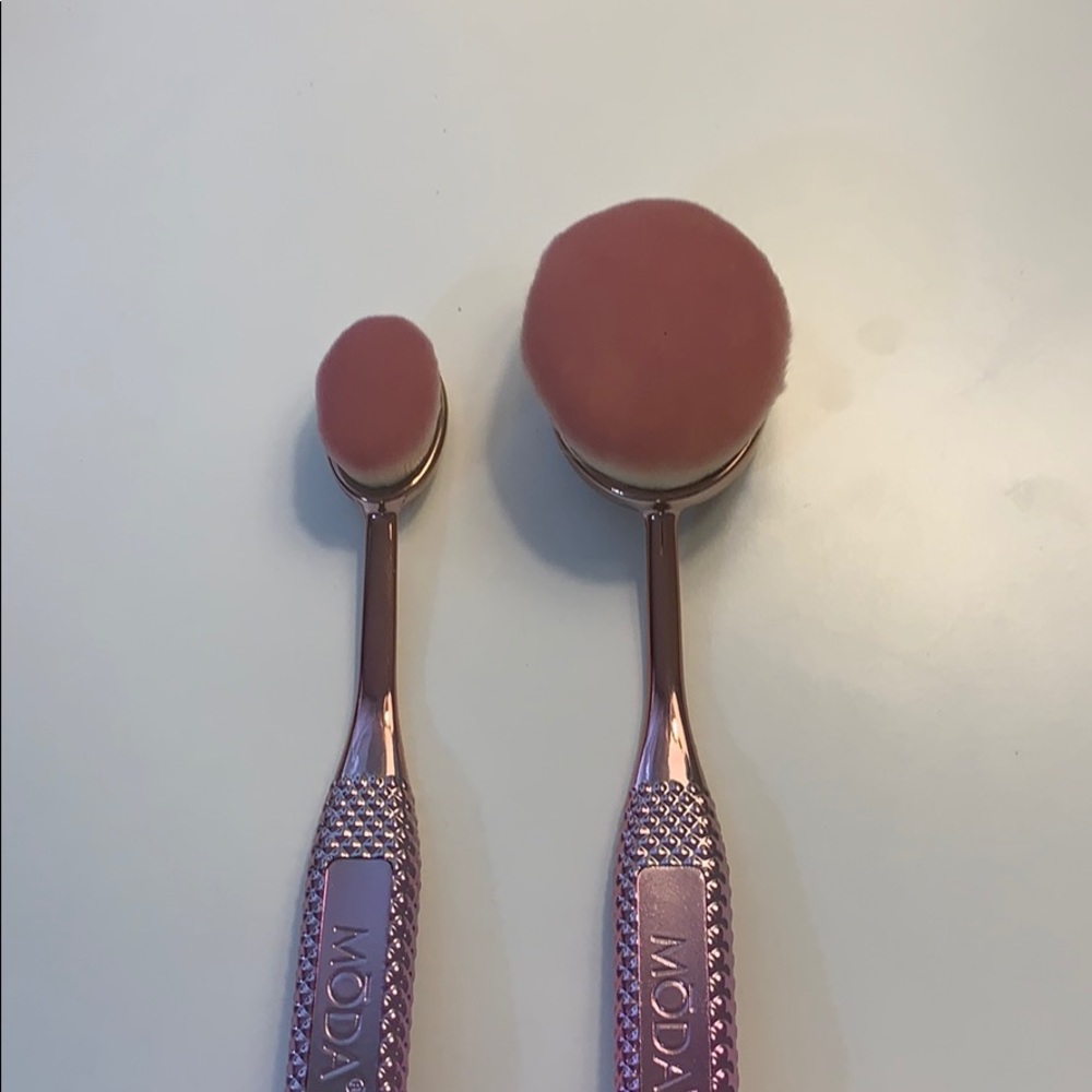 Moda makeup brushes